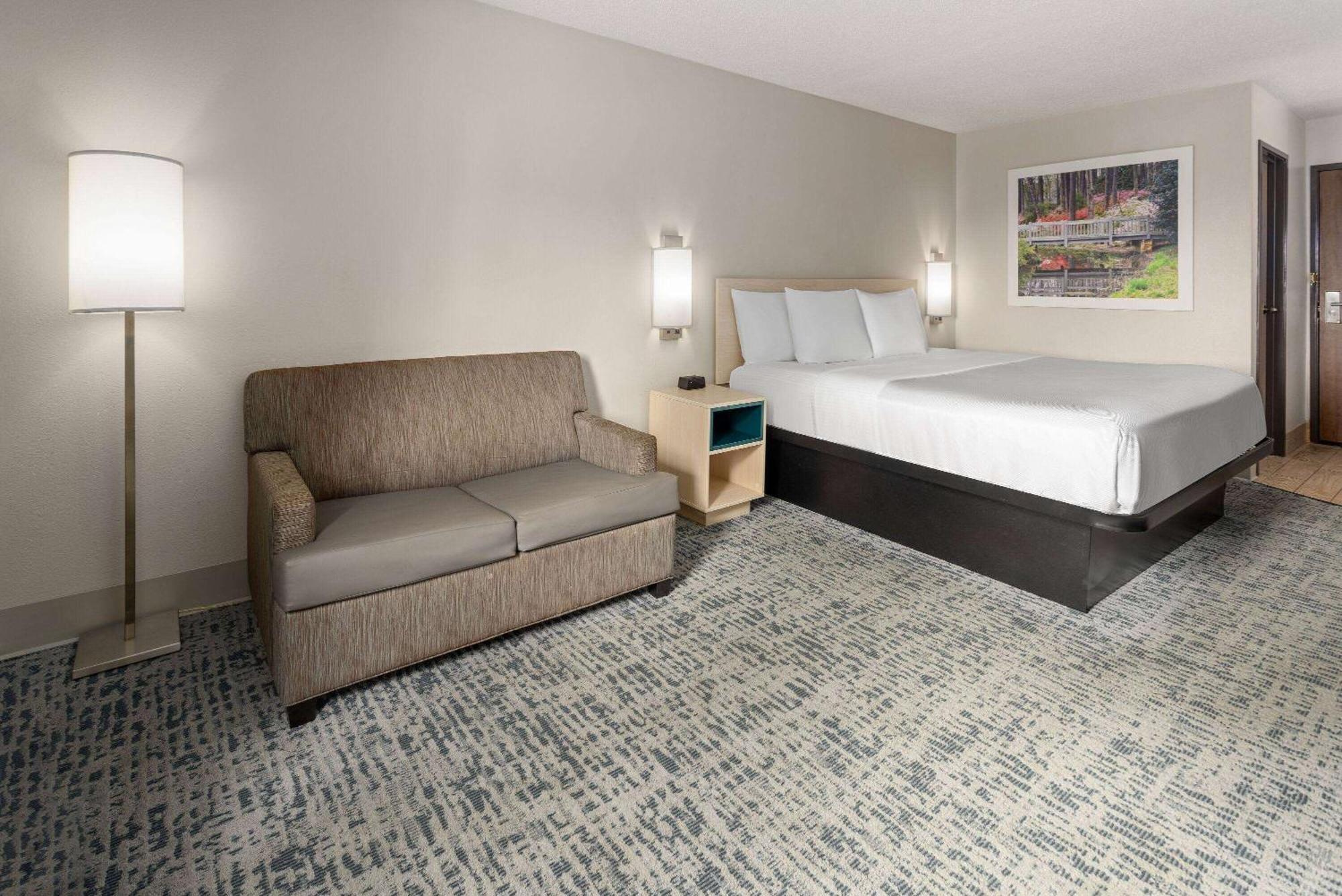 Baymont By Wyndham Lagrange Hotel Buitenkant foto