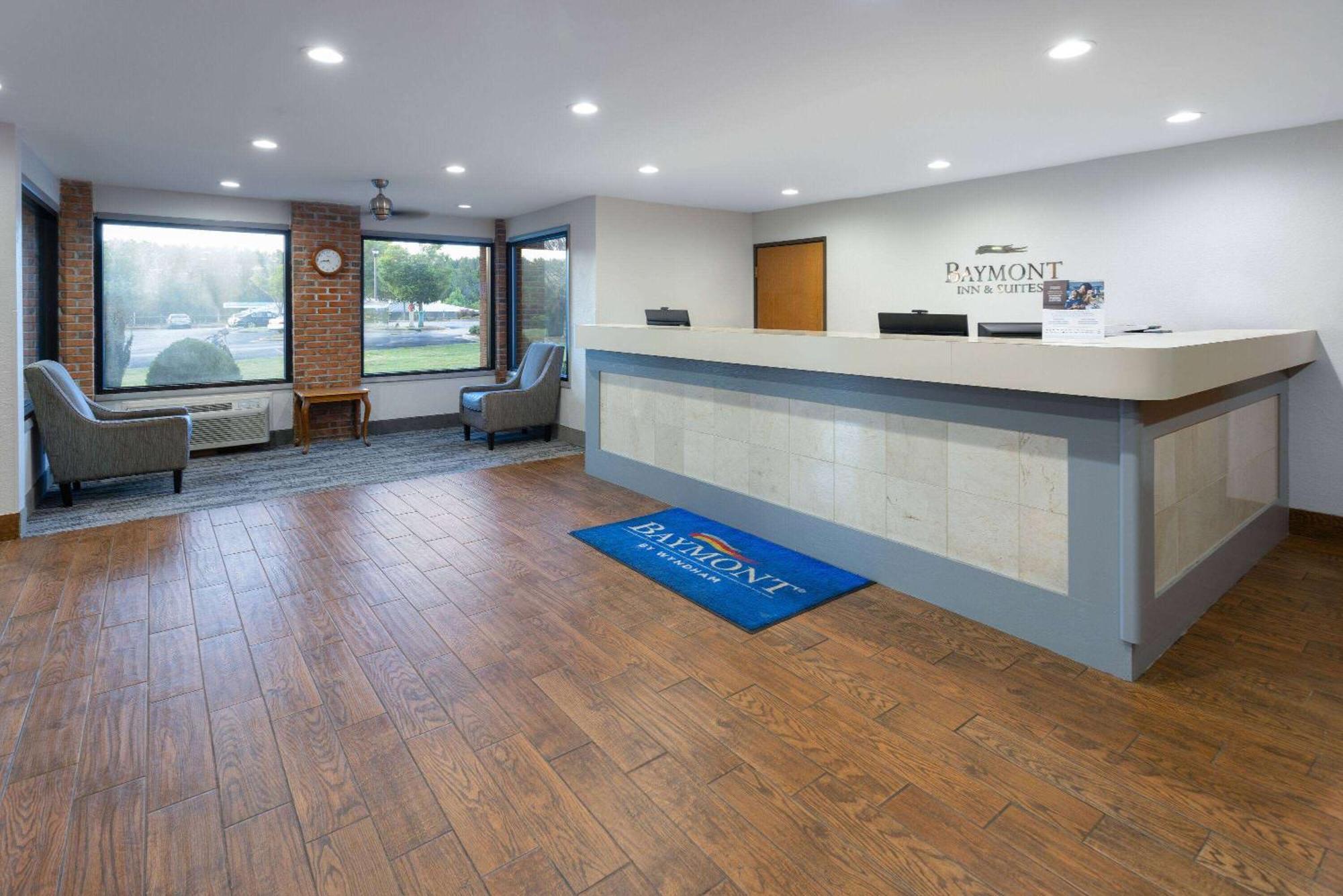 Baymont By Wyndham Lagrange Hotel Buitenkant foto