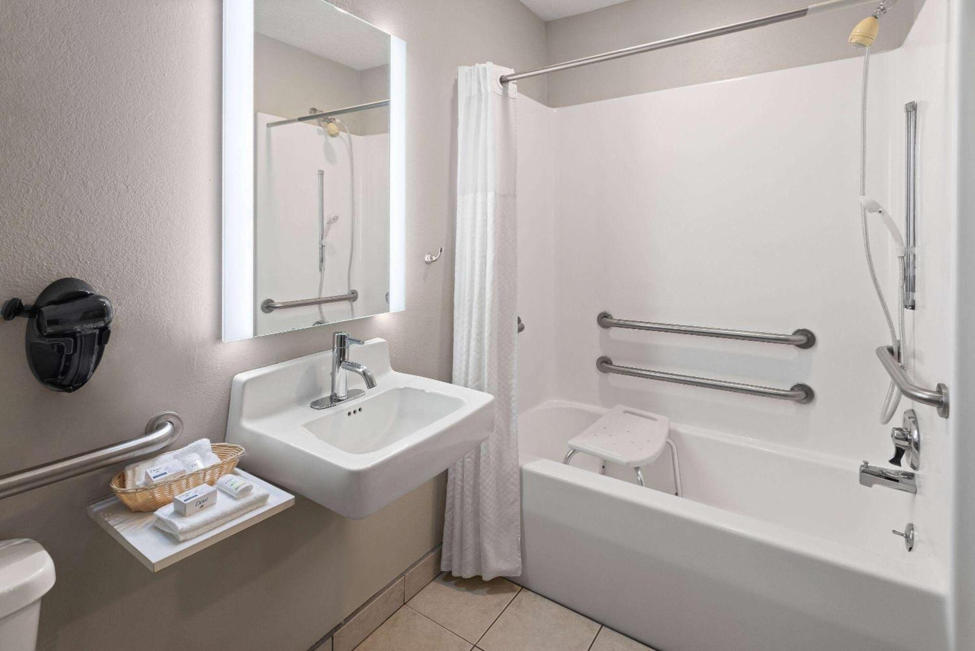 Baymont By Wyndham Lagrange Hotel Buitenkant foto