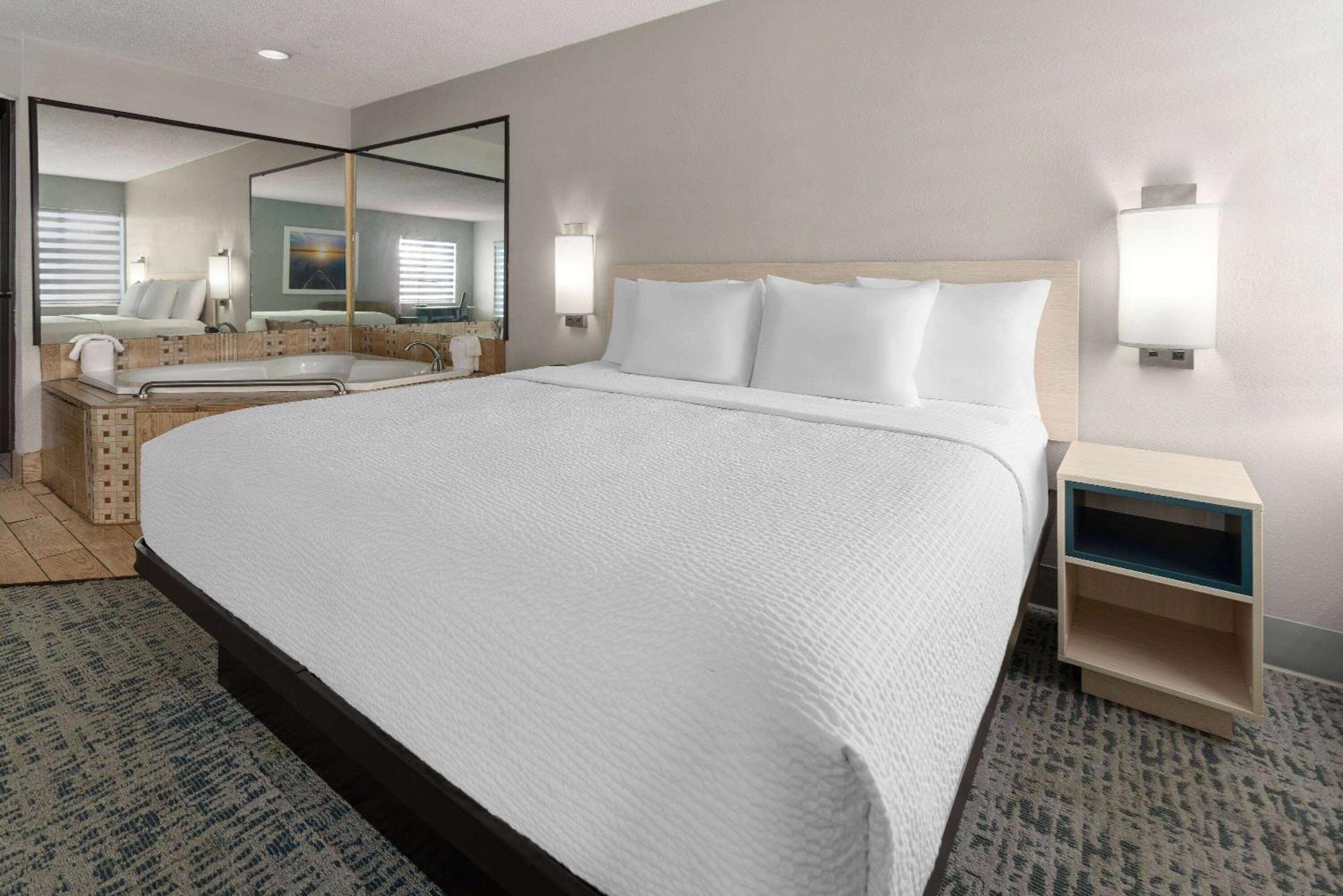 Baymont By Wyndham Lagrange Hotel Buitenkant foto