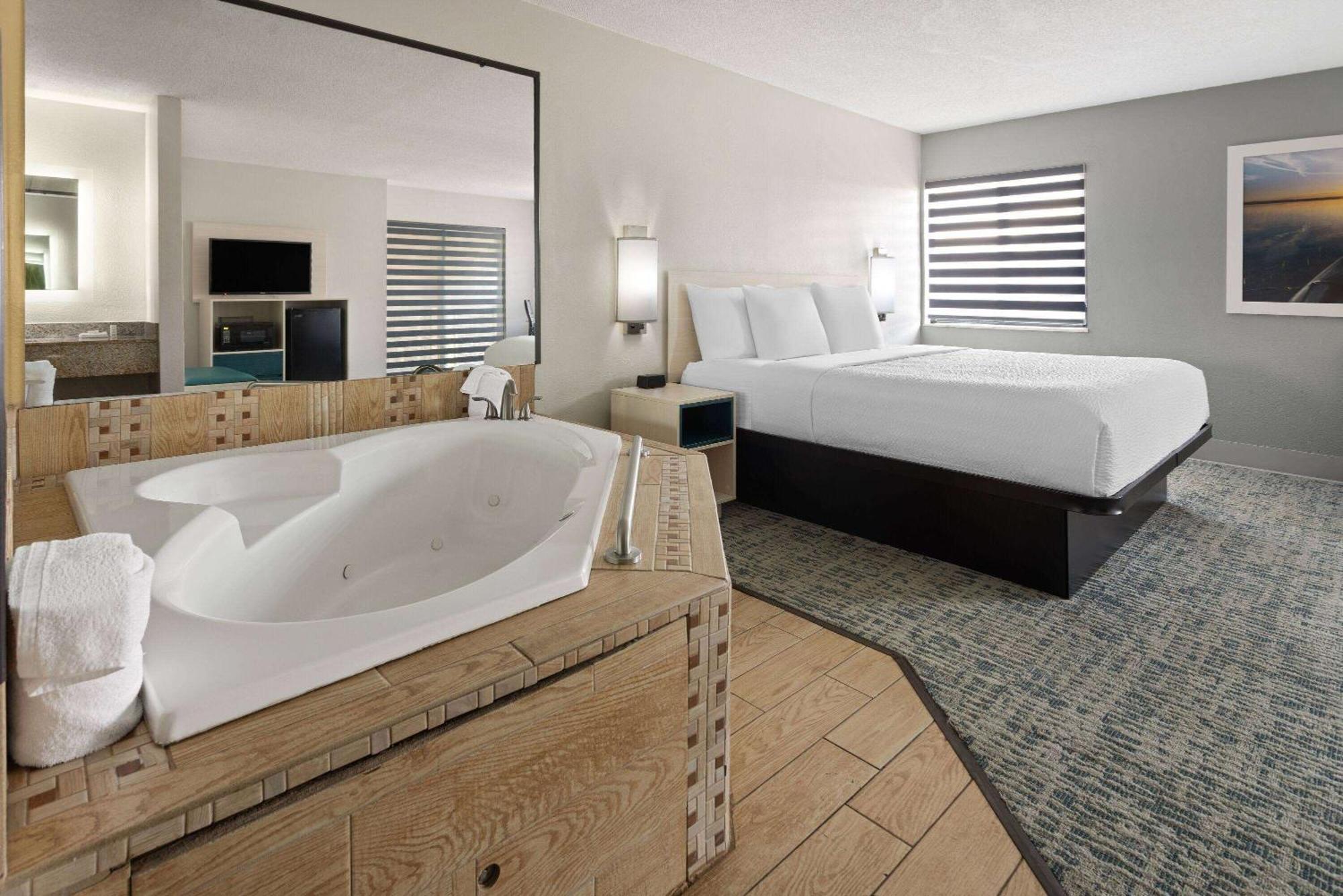 Baymont By Wyndham Lagrange Hotel Buitenkant foto