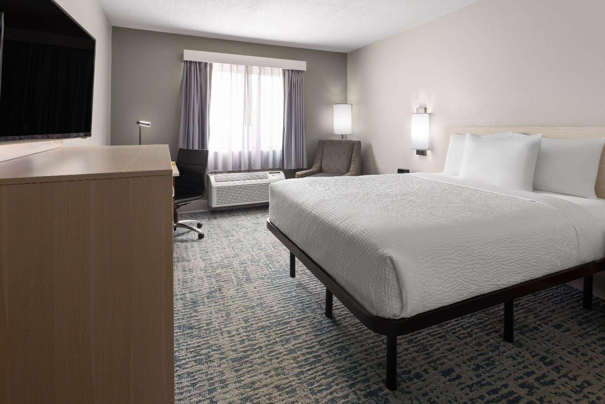 Baymont By Wyndham Lagrange Hotel Buitenkant foto
