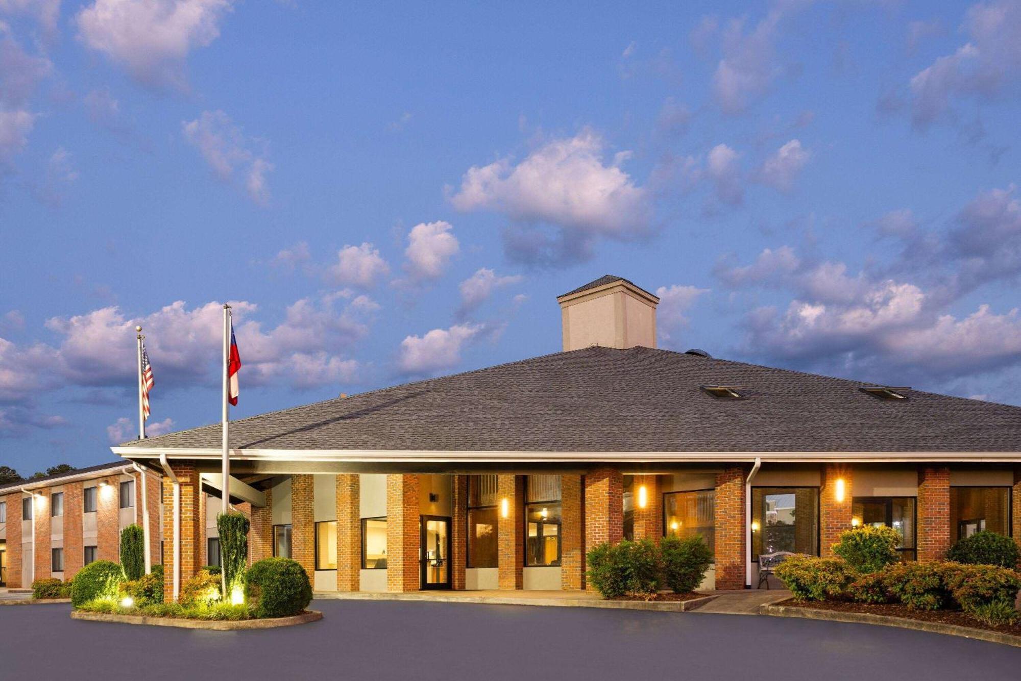 Baymont By Wyndham Lagrange Hotel Buitenkant foto